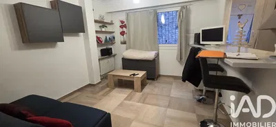 Wohnzimmer; holzboden, tageslicht, moderner stil, hohe decken