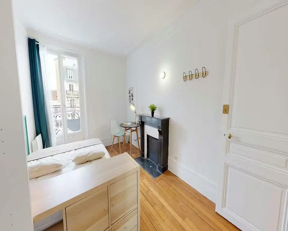 Σαλόνι; ξύλινο πάτωμα, φυσικό φως, μοντέρνο στυλ, ψηλά ταβάνια