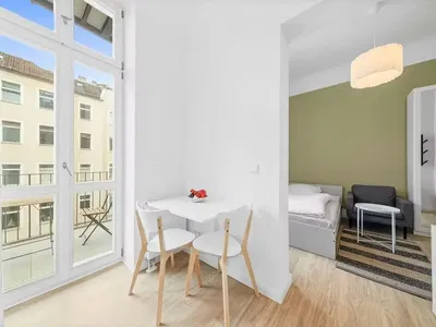 Σαλόνι; ξύλινο πάτωμα, φυσικό φως, μοντέρνο στυλ, ψηλά ταβάνια