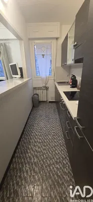 Wohnzimmer; holzboden, tageslicht, moderner stil, hohe decken