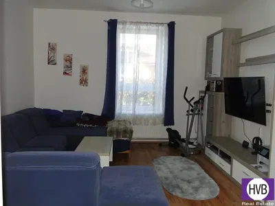 Wohnzimmer; holzboden, tageslicht, moderner stil, hohe decken