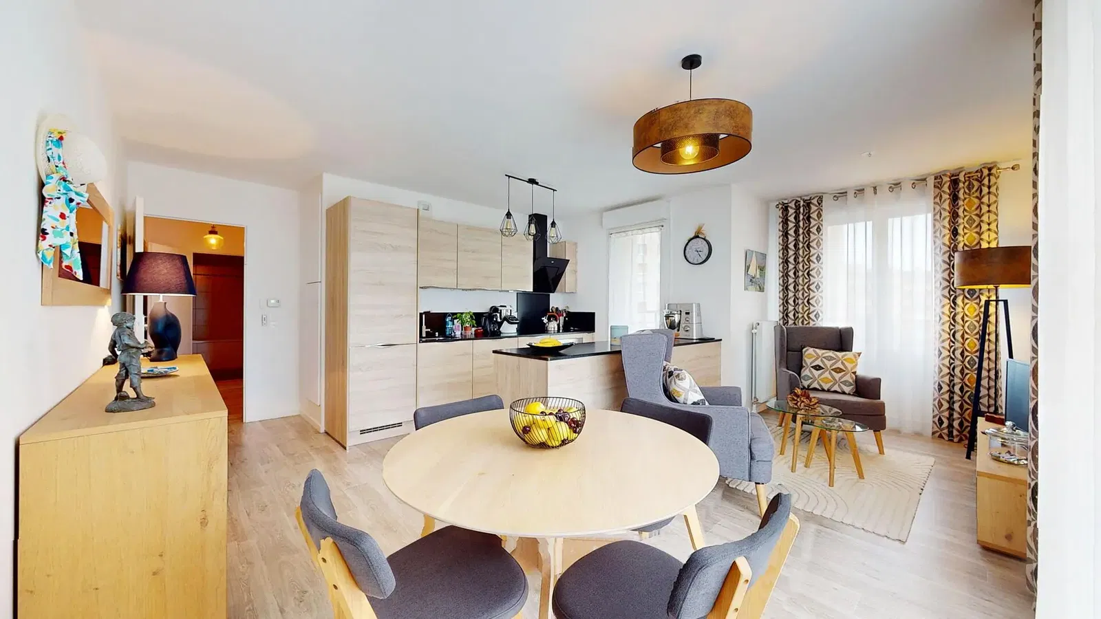 Obývačka; drevená podlaha, prirodzené svetlo, moderný štýl, vysoké stropy