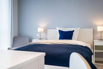 Σαλόνι; ξύλινο πάτωμα, φυσικό φως, μοντέρνο στυλ, ψηλά ταβάνια