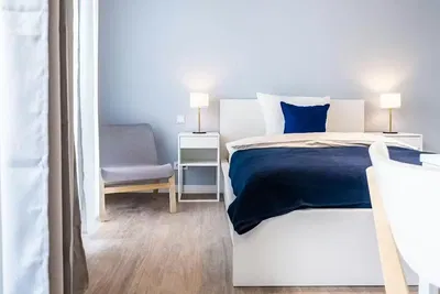 Σαλόνι; ξύλινο πάτωμα, φυσικό φως, μοντέρνο στυλ, ψηλά ταβάνια