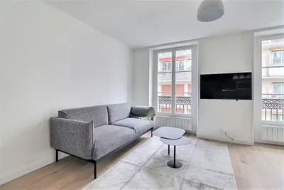 Woonkamer; houten vloer, natuurlijk licht, moderne stijl, hoge plafonds