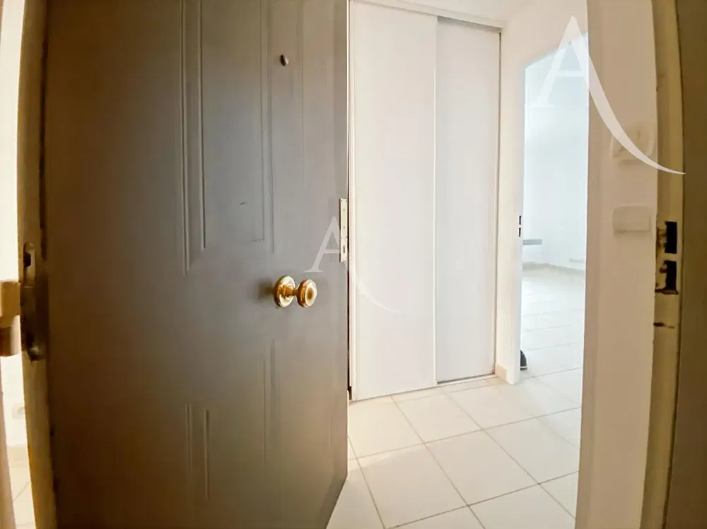 Wohnzimmer; holzboden, tageslicht, moderner stil, hohe decken