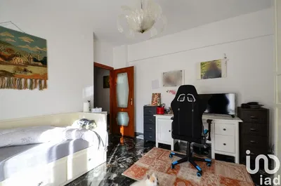 Oturma odası; ahşap zemin, doğal ışık, modern stil, yüksek tavan