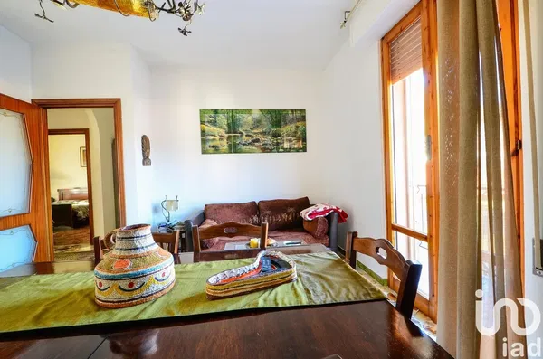 Oturma odası; ahşap zemin, doğal ışık, modern stil, yüksek tavan