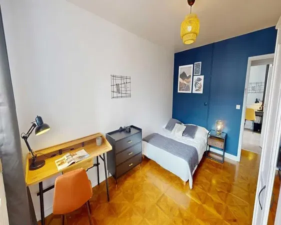 Keuken; keukenapparatuur, houten vloer, natuurlijk licht, moderne stijl, gerenoveerd