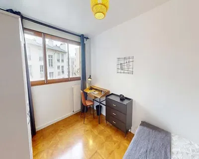 Woonkamer; houten vloer, natuurlijk licht, moderne stijl, hoge plafonds