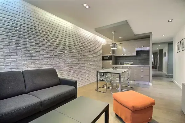 Salón; suelo de madera, luz natural, estilo moderno, techos altos