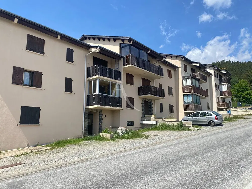 غرفة معيشة; أرضية خشبية, ضوء طبيعي, أسلوب عصري, أسقف عالية