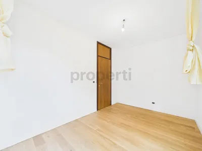 Living room; wood floor, natural light, modern style, high ceiling