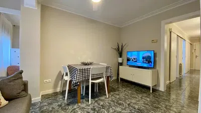 Salon; podłoga drewniana, światło dzienne, styl nowoczesny, wysokie sufity