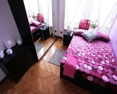 Oturma odası; ahşap zemin, doğal ışık, modern stil, yüksek tavan