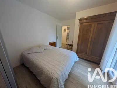 Woonkamer; houten vloer, natuurlijk licht, moderne stijl, hoge plafonds