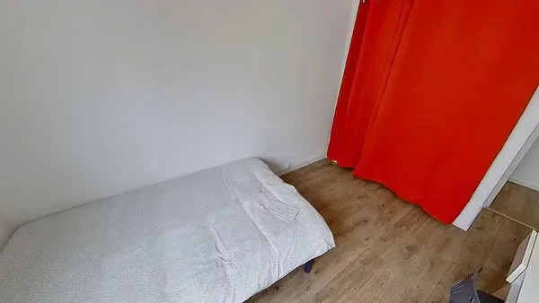 Salon; podłoga drewniana, światło dzienne, styl nowoczesny, wysokie sufity