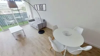 Κουζίνα; συσκευές κουζίνας, ξύλινο πάτωμα, φυσικό φως, μοντέρνο στυλ, ανακαινισμένο