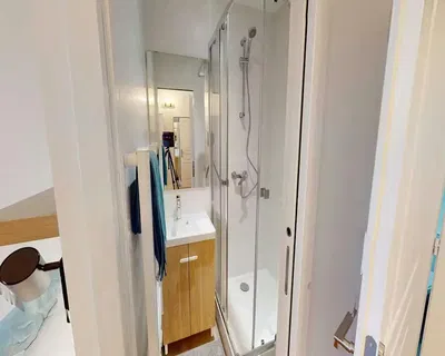 Κουζίνα; συσκευές κουζίνας, ξύλινο πάτωμα, φυσικό φως, μοντέρνο στυλ, ανακαινισμένο