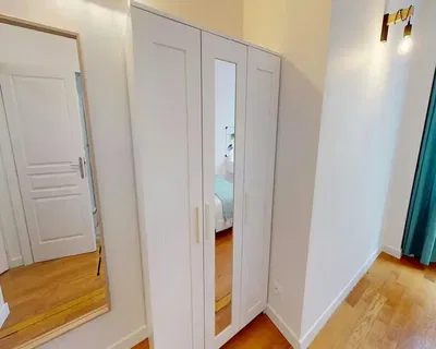 Σαλόνι; ξύλινο πάτωμα, φυσικό φως, μοντέρνο στυλ, ψηλά ταβάνια