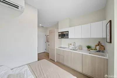 Soggiorno; pavimento in legno, luce naturale, stile moderno, soffitti alti