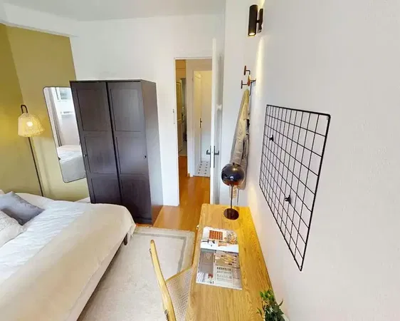 Wohnzimmer; holzboden, tageslicht, moderner stil, hohe decken