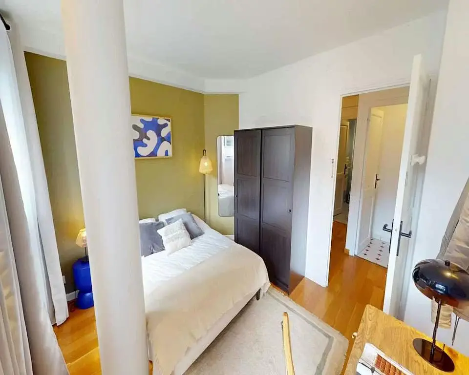 Woonkamer; houten vloer, natuurlijk licht, moderne stijl, hoge plafonds