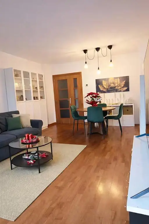 Salon; podłoga drewniana, światło dzienne, styl nowoczesny, wysokie sufity