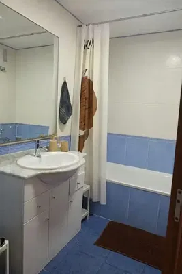 Salon; podłoga drewniana, światło dzienne, styl nowoczesny, wysokie sufity