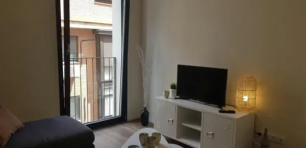 Sala de estar; chão de madeira, luz natural, estilo moderno, teto alto