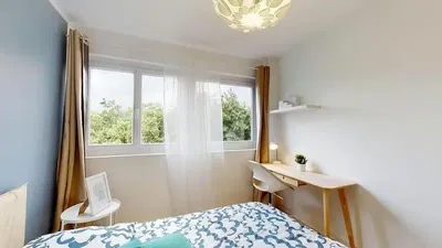 Salon; parquet, lumière naturelle, style moderne, hauteur sous plafond