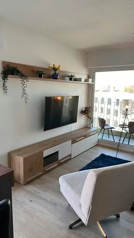 Soggiorno; pavimento in legno, luce naturale, stile moderno, soffitti alti