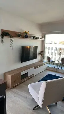 Σαλόνι; ξύλινο πάτωμα, φυσικό φως, μοντέρνο στυλ, ψηλά ταβάνια