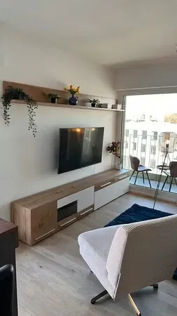 Σαλόνι; ξύλινο πάτωμα, φυσικό φως, μοντέρνο στυλ, ψηλά ταβάνια