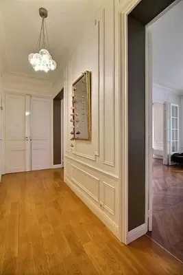 Sala de estar; chão de madeira, luz natural, estilo moderno, teto alto