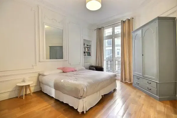 Salon; parquet, lumière naturelle, style moderne, hauteur sous plafond