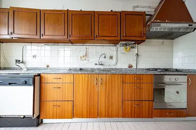 Кухиња; кухињски апарати, дрвени под, природно светло, модерни стил, реновиран