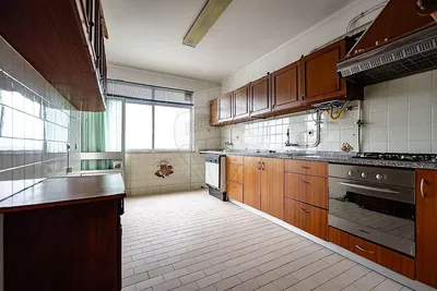 Wohnzimmer; holzboden, tageslicht, moderner stil, hohe decken