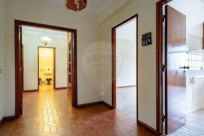 Oturma odası; ahşap zemin, doğal ışık, modern stil, yüksek tavan