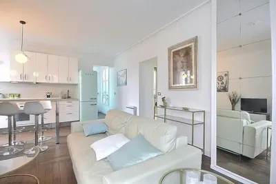 Salon; parquet, lumière naturelle, style moderne, hauteur sous plafond