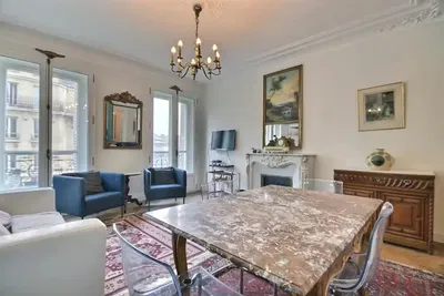 Woonkamer; houten vloer, natuurlijk licht, moderne stijl, hoge plafonds