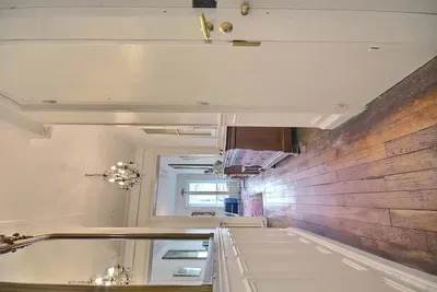 Woonkamer; houten vloer, natuurlijk licht, moderne stijl, hoge plafonds