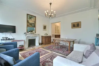 Woonkamer; houten vloer, natuurlijk licht, moderne stijl, hoge plafonds