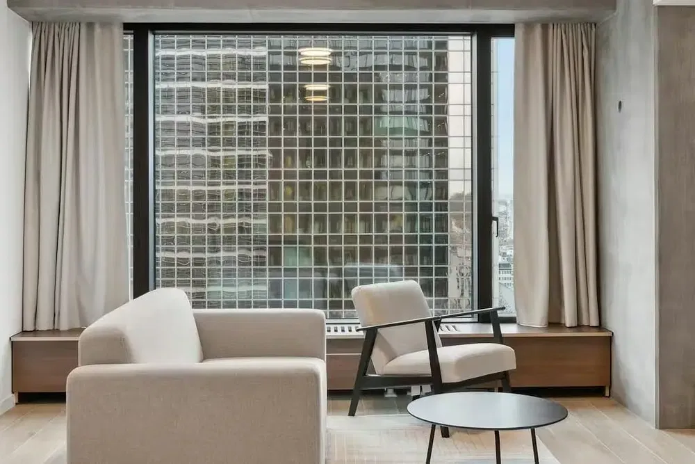 Soggiorno; pavimento in legno, luce naturale, stile moderno, soffitti alti