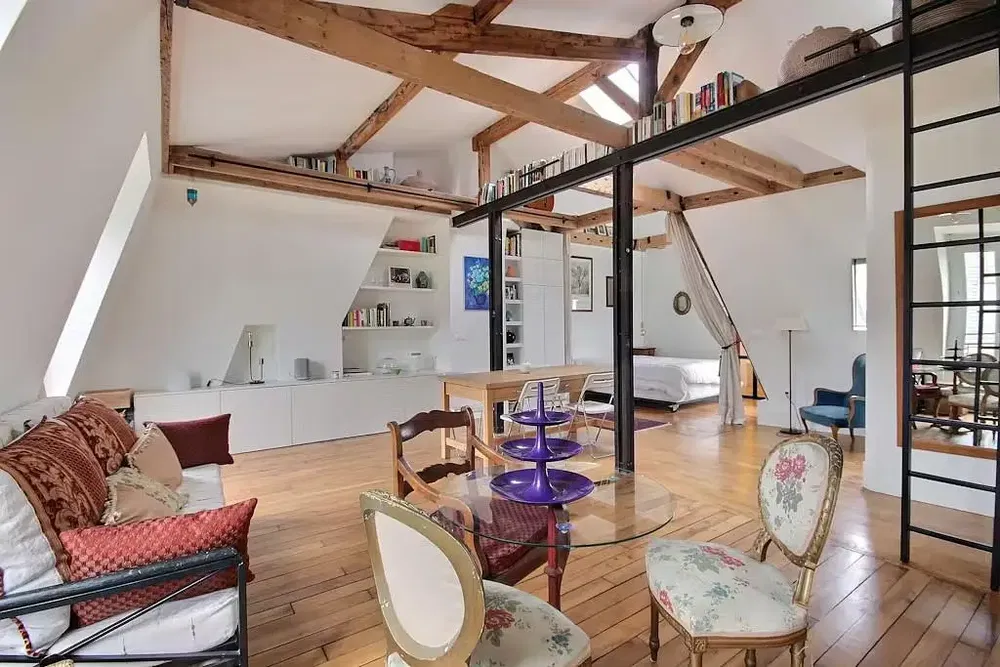 Salon; parquet, lumière naturelle, style moderne, hauteur sous plafond