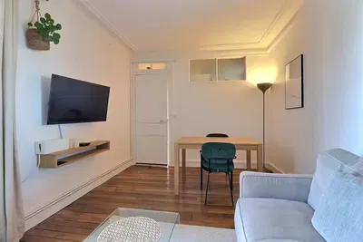Salon; parquet, lumière naturelle, style moderne, hauteur sous plafond