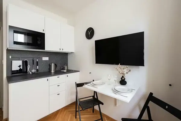 Kuhinja; kuhinjski aparati, drveni pod, prirodno svjetlo, moderni stil, renoviran