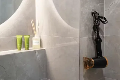 Salon; parquet, lumière naturelle, style moderne, hauteur sous plafond