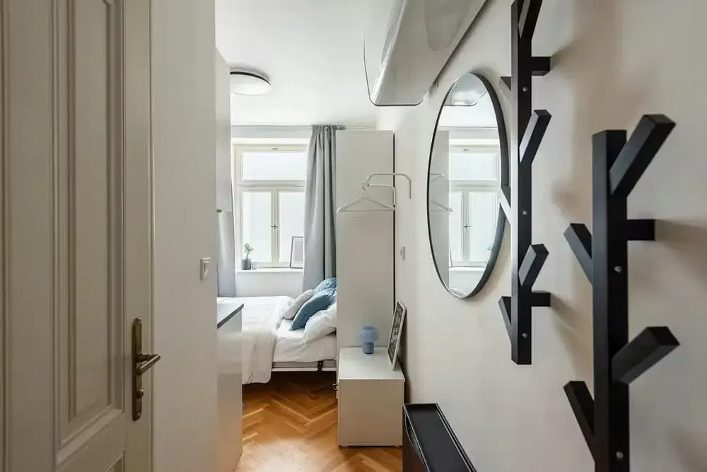 Salon; parquet, lumière naturelle, style moderne, hauteur sous plafond