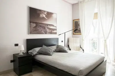 Wohnzimmer; holzboden, tageslicht, moderner stil, hohe decken